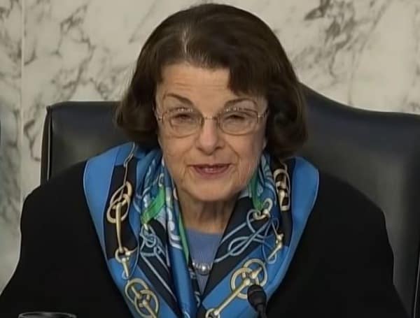 Democratic Sen. Feinstein Pushes For Mandatory Vaccines For Airline Passengers