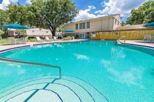 <img src="lakewood oaks apartments in Jacksonville, FL" alt="swimming pool">