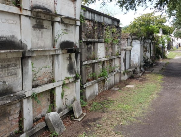 Graveyard Ghosts: Halloween Horror Nights Has Real Ghosts Lingering!